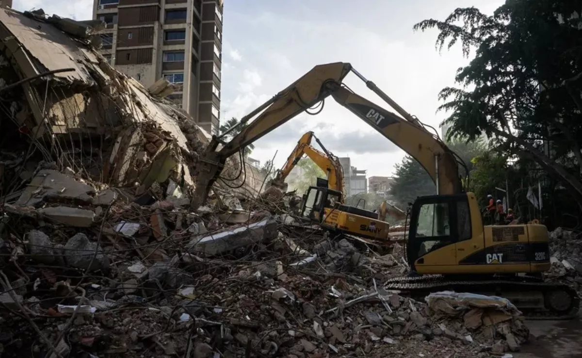 Máquinas buscando posibles víctimas de los terremotos de Venezuela |EFE
