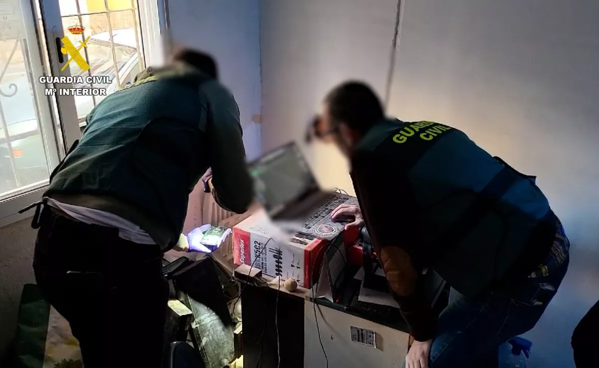 Momento del registro, recogiendo pruebas |GUARDIACIVIL