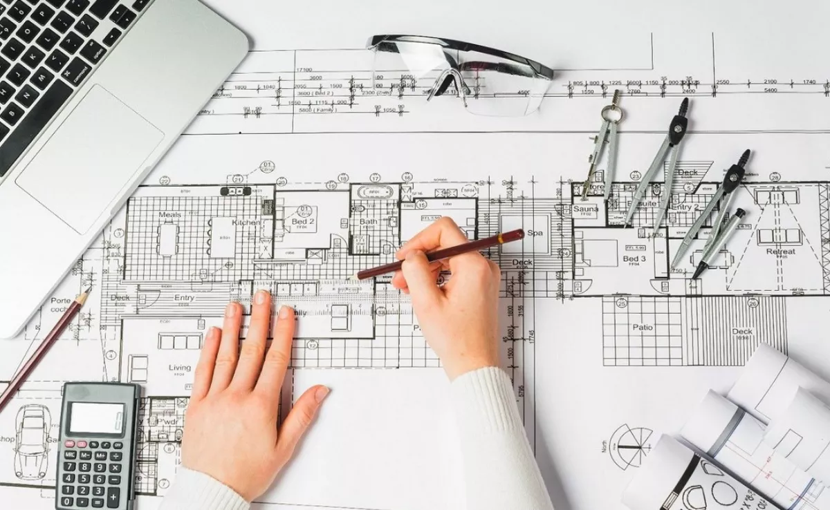 Un arquitecto trabaja con unos planos./ ARCHIVO