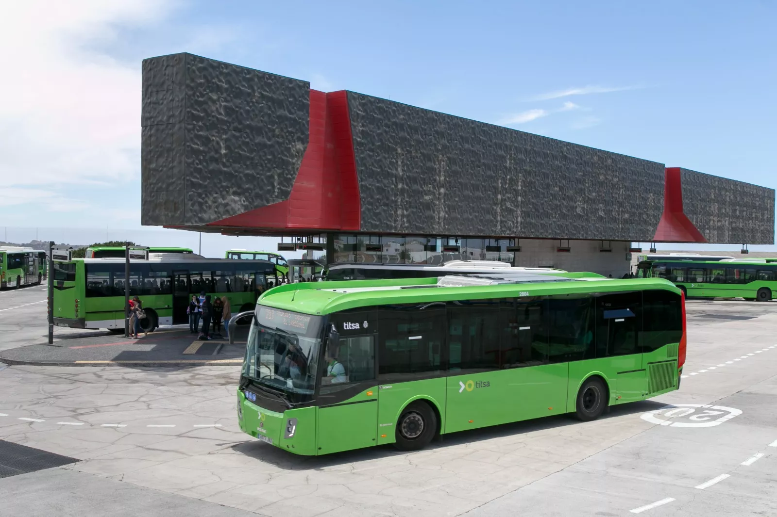 Una guagua de Titsa en el intercambiador de La Laguna. / TITSA