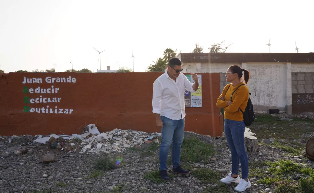 Alejandro Marichal enseña la parcela donde se construirán las viviendas para los vecinos de El Matorral / AYUNTAMIENTO DE SAN BARTOLOMÉ DE TIRAJANA