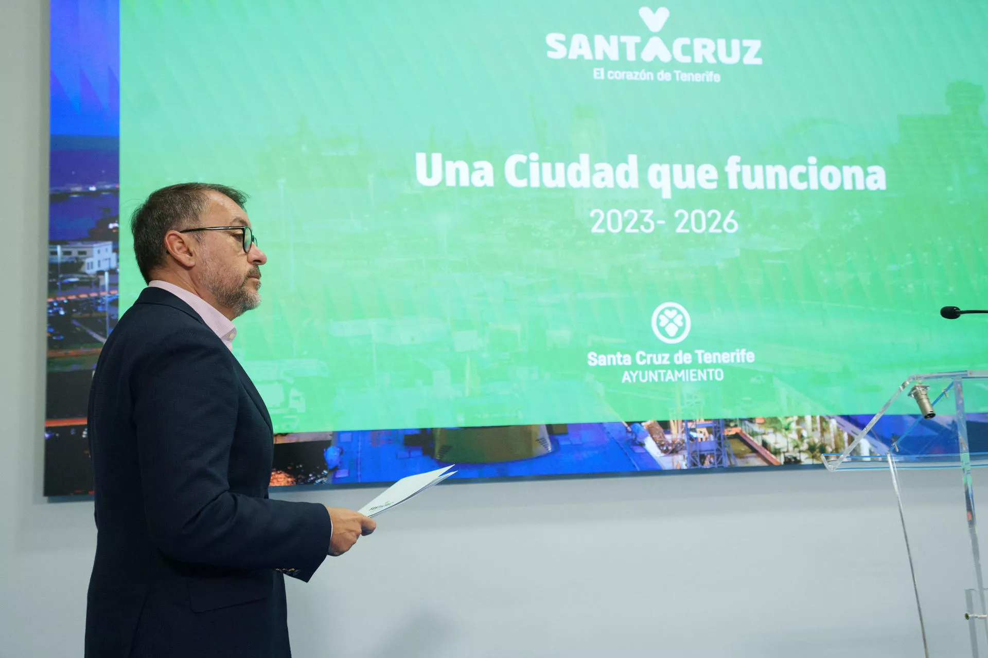 El alcalde de Santa Cruz de Tenerife, José Manuel Bermúdez, durante la rueda de prensa que ofreció este lunes para hacer balance de la gestión realizada en los tres primeros años del actual mandato. EFE/Ramón de la Rocha