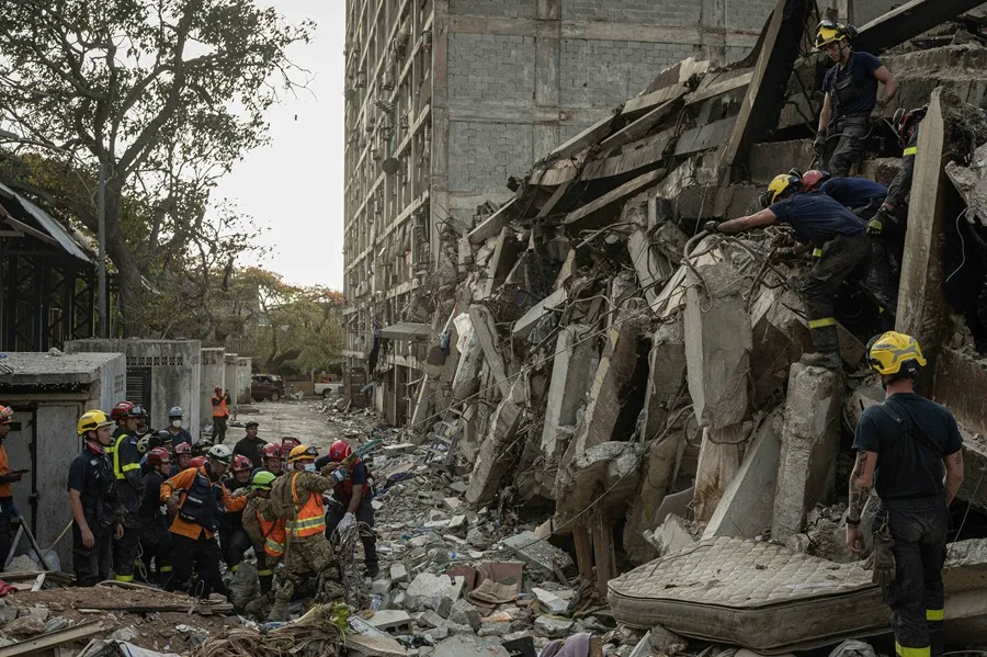 Equipos de rescate buscan supervivientes tras el doble terremoto en Catia La Mar. EFE/ Henry Chirinos
