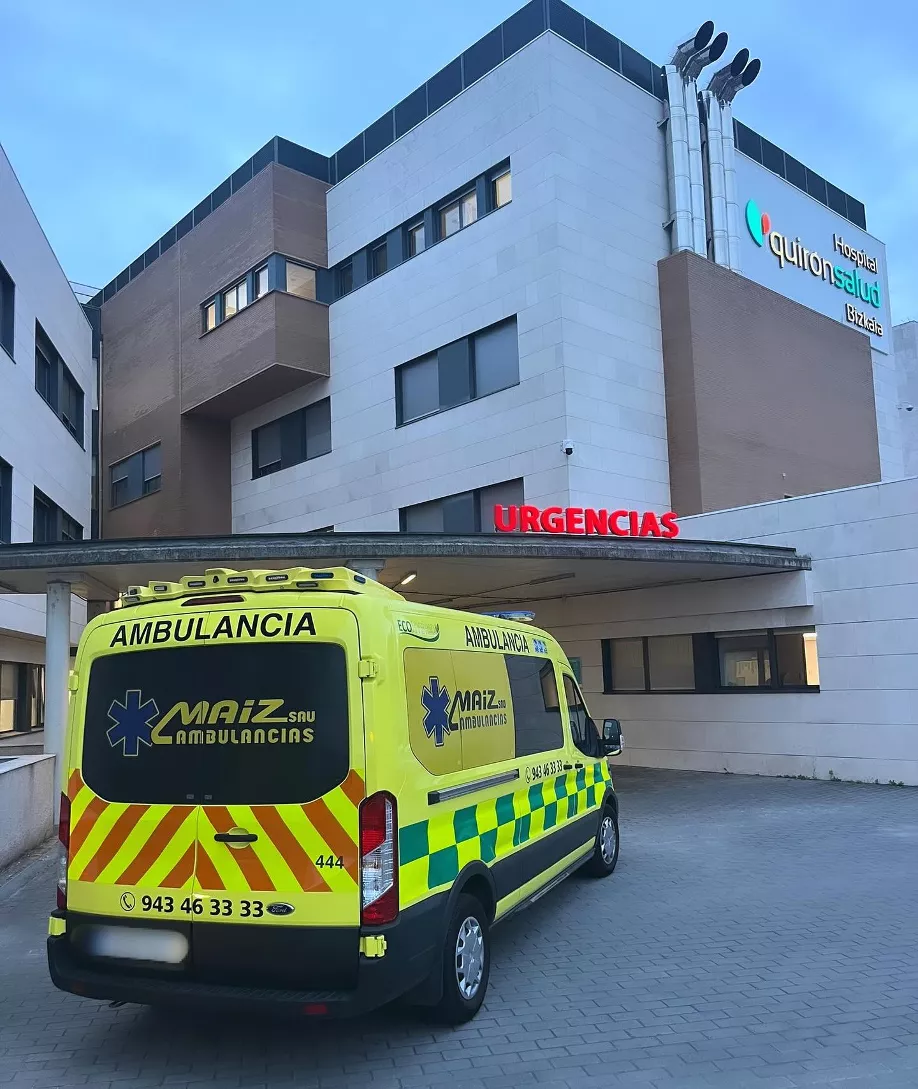 Una ambulancia a la entrada de un hospital de Urgencias / QUIRÓNSALUD