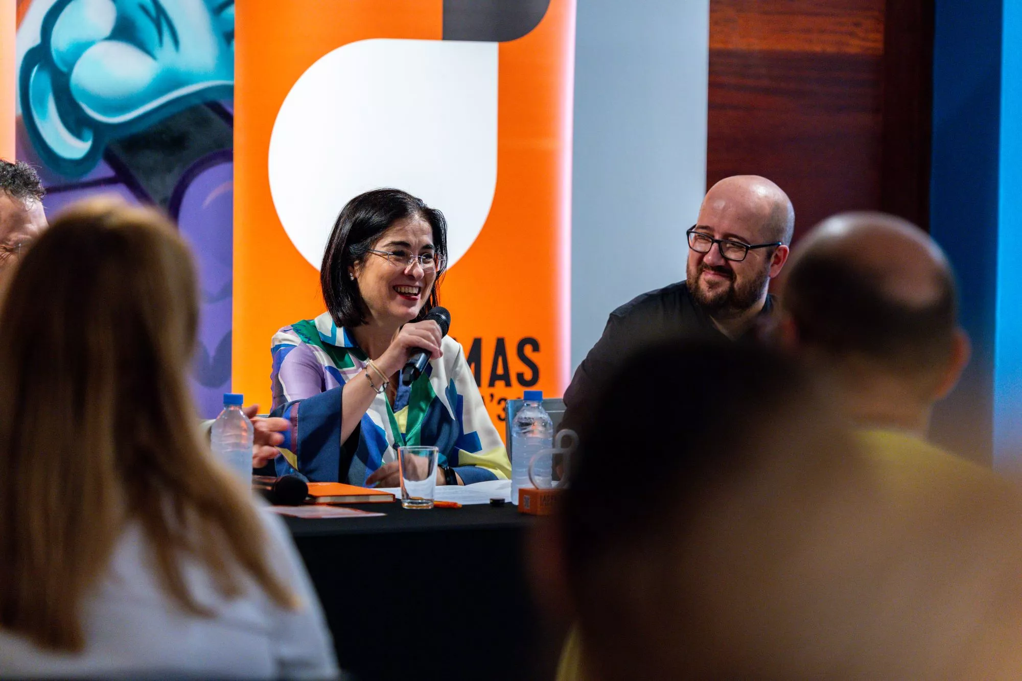La alcaldesa, Carolina Darias, y Sergio Lago, del equipo técnico de la candidatura LPGC'31. Imagen Yolanda Jiménez.