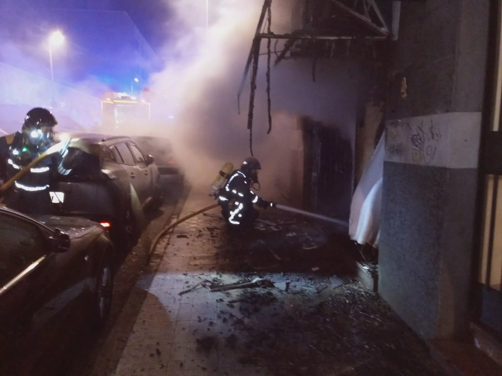 Los bomberos sofocan un incendio en un local de La Laguna. / 112 CANARIAS