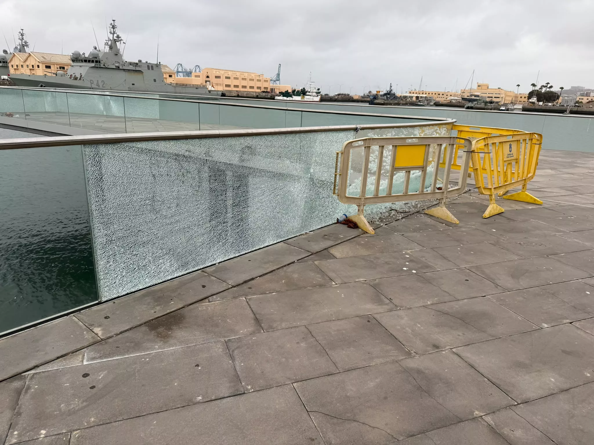 Cristal roto en el Parque Marítimo de Santa Catalina. CEDIDA