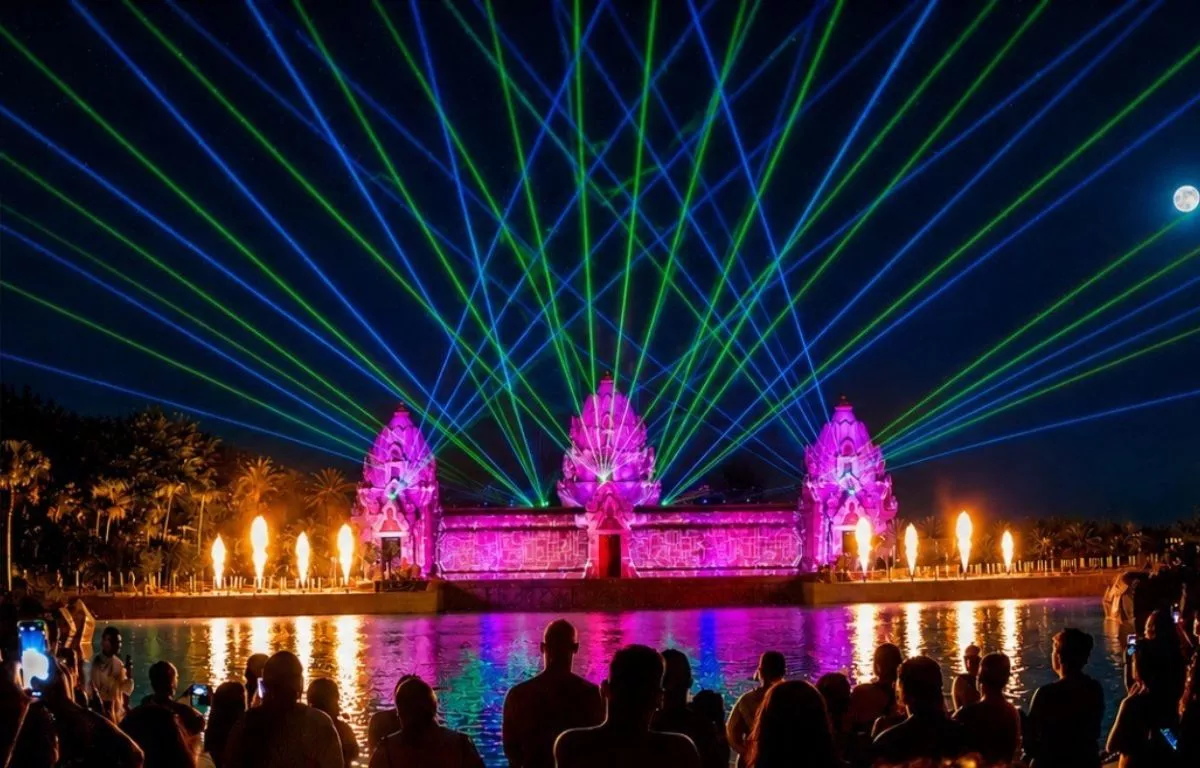 Más de 4.000 personas se rinden a la adrenalina y la magia nocturna en la inauguración del Costa Adeje Siam Night. CEDIDA