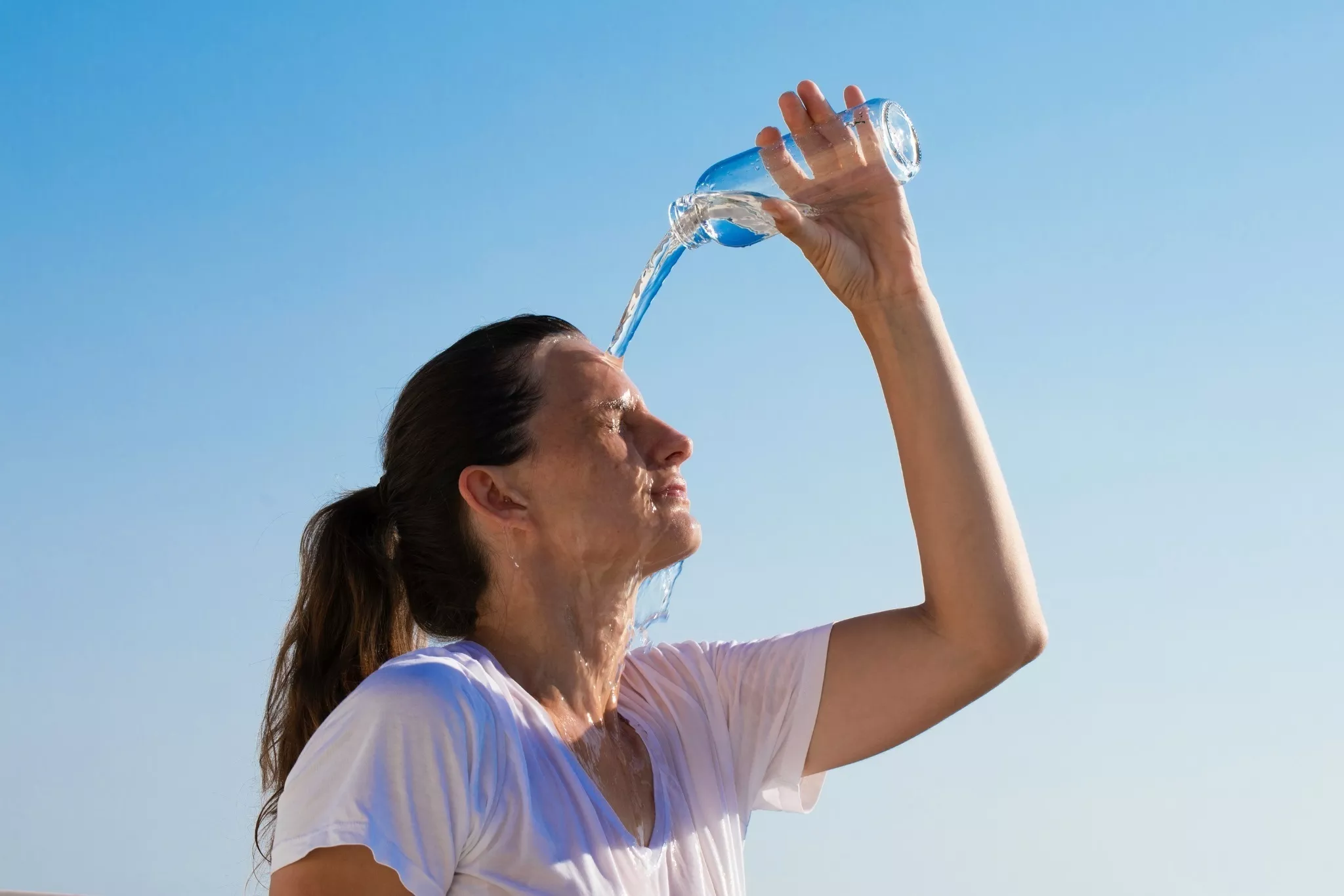 Una mujer se refresca para combatir el calor / EUROPAPRESS