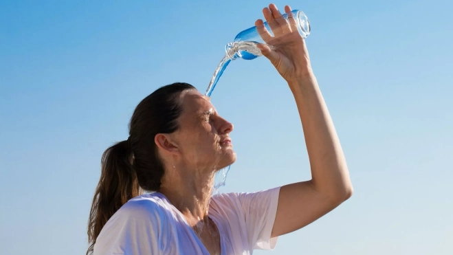 Una mujer se refresca para combatir el calor / EUROPAPRESS Una mujer se refresca para combatir el calor / EUROPAPRESS
