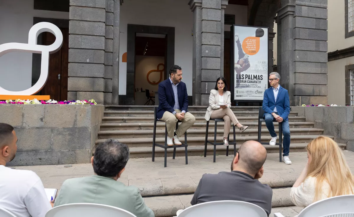 La alcaldesa de Las Palmas de Gran Canaria, Carolina Darias (c); el concejal de Cultura, Josué Íñiguez (i), y el director artístico de la candidatura de la ciudad a Capital Europea de la Cultura, José Luis Pérez Pont (d) / QUIQUE CURBELO - EFE