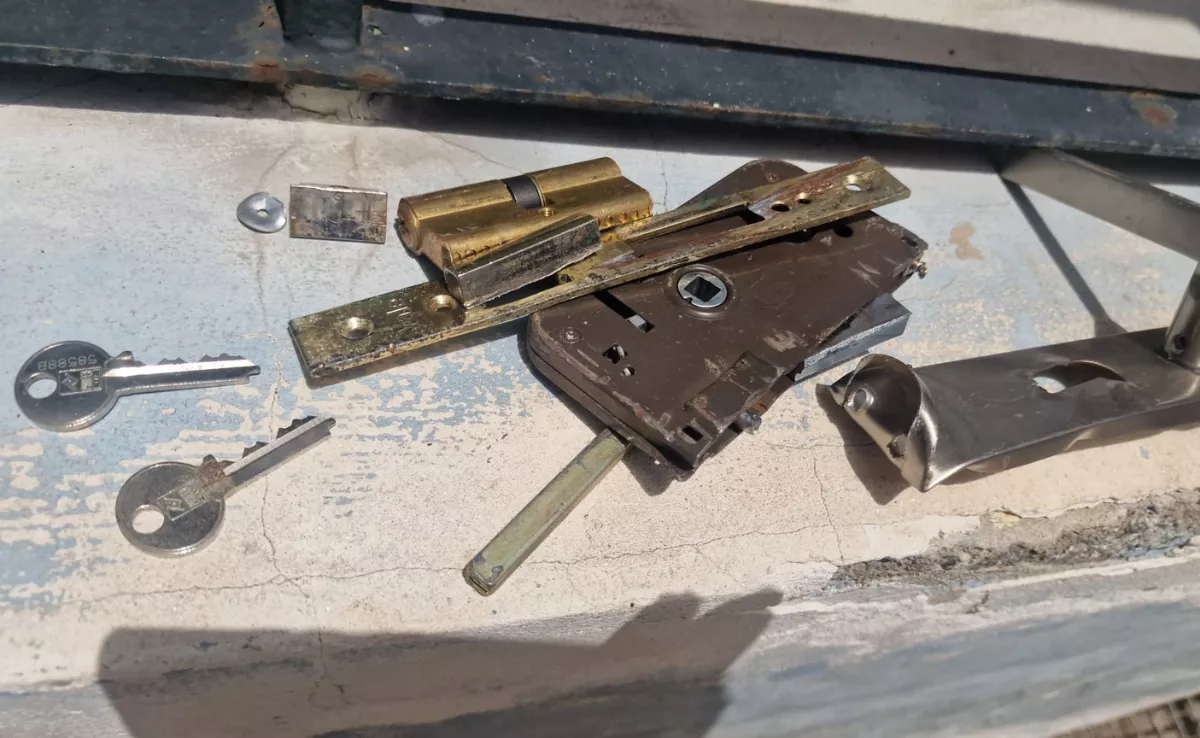 Cerraduras de la asociación de vecinos Tamogán, en Santa Cruz de Tenerife, cambiadas por segunda vez./ CEDIDA
