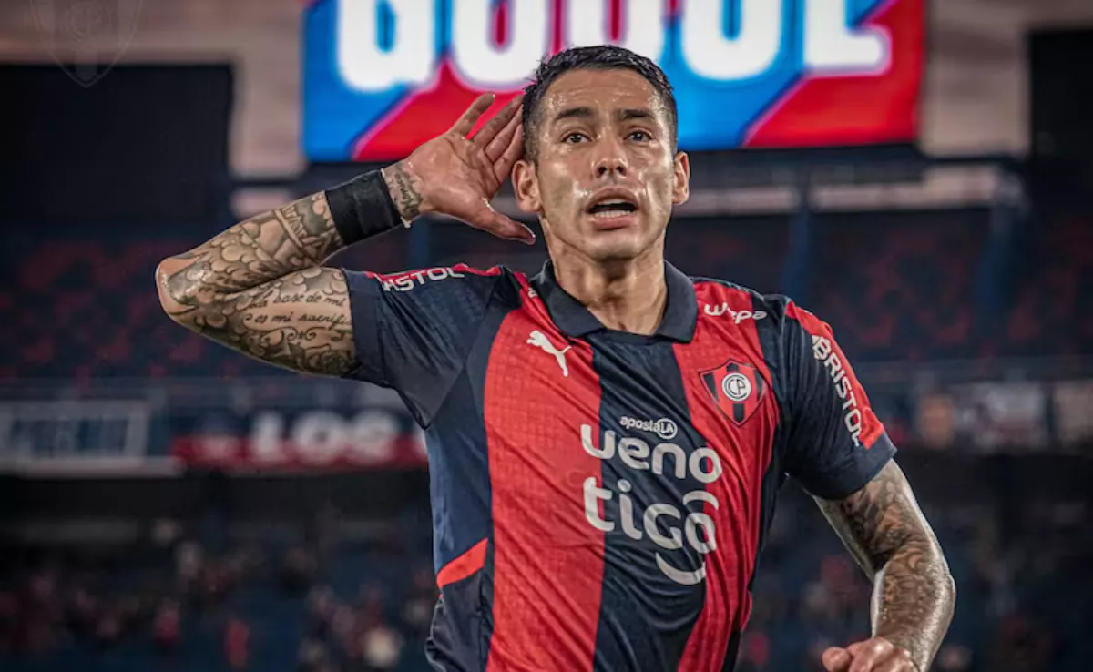 Sergio Araujo, en un partido con el Cerro Porteño de Paraguay. / ccp1912oficial