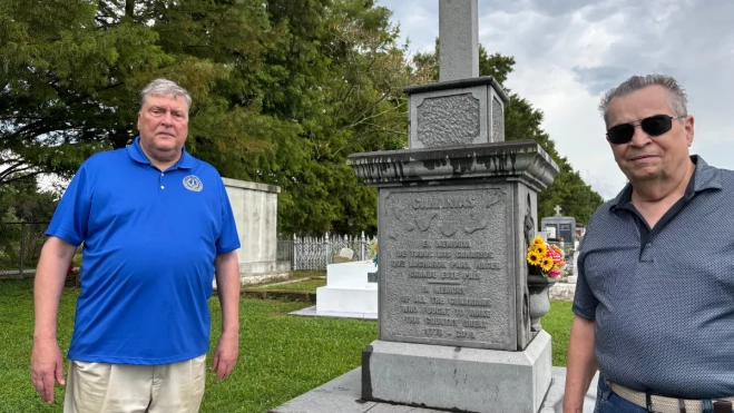Fotografía del 25 de Junio de 2026 del historiador y director del Museo de los Isleños, William Hyland (i), y el escritor Steven Estopinal, descendientes de colonos canarios, posando frente a una placa conmemorativa dedicada a los isleños en el cementerio de la Parroquia de St. Bernardo, en el área metropolitana estadística de Nueva Orleans-Metairie, en Luisiana (Estados Unidos) / EFE - Alejandra Arredondo Fotografía del 25 de Junio de 2026 del historiador y director del Museo de los Isleños, William Hyland (i), y el escritor Steven Estopinal, descendientes de colonos canarios, posando frente a una placa conmemorativa dedicada a los isleños en el cementerio de la Parroquia de St. Bernardo, en el área metropolitana estadística de Nueva Orleans-Metairie, en Luisiana (Estados Unidos) / EFE - Alejandra Arredondo