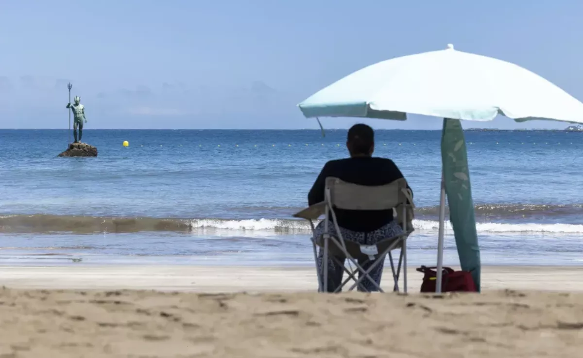 Imagen de una persona en una playa de Canarias / EFE