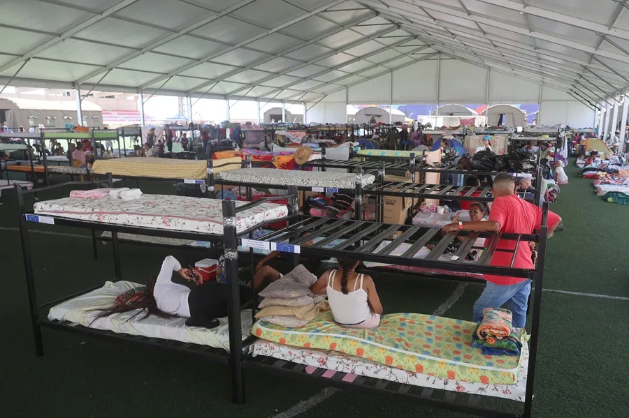 Un polideportivo donde conviven centenares de personas una semana después del doble terremoto de Venezuela, este miércoles, en La Guaira (Venezuela). / EFE - MIGUEL GUTIÉRREZ