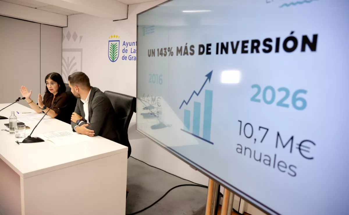 La alcaldesa, Carolina Darias, junto al concejal de Vías y Obras y Alumbrado, Carlos Díaz / AYUNTAMIENTO DE LAS PALMAS DE GRAN CANARIA