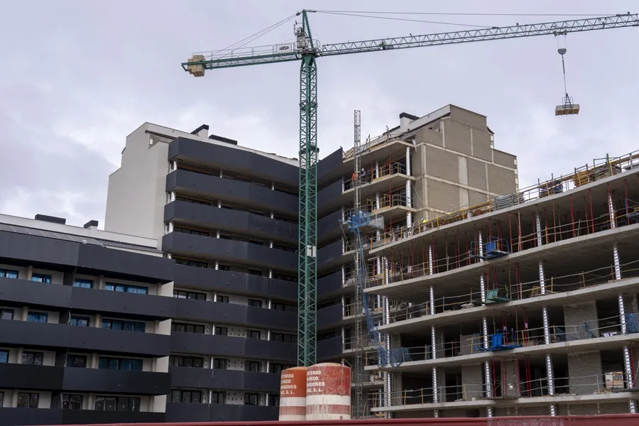 Vista de un edificio de viviendas en construcción en Teruel. / EFE - ANTONIO GARCÍA 