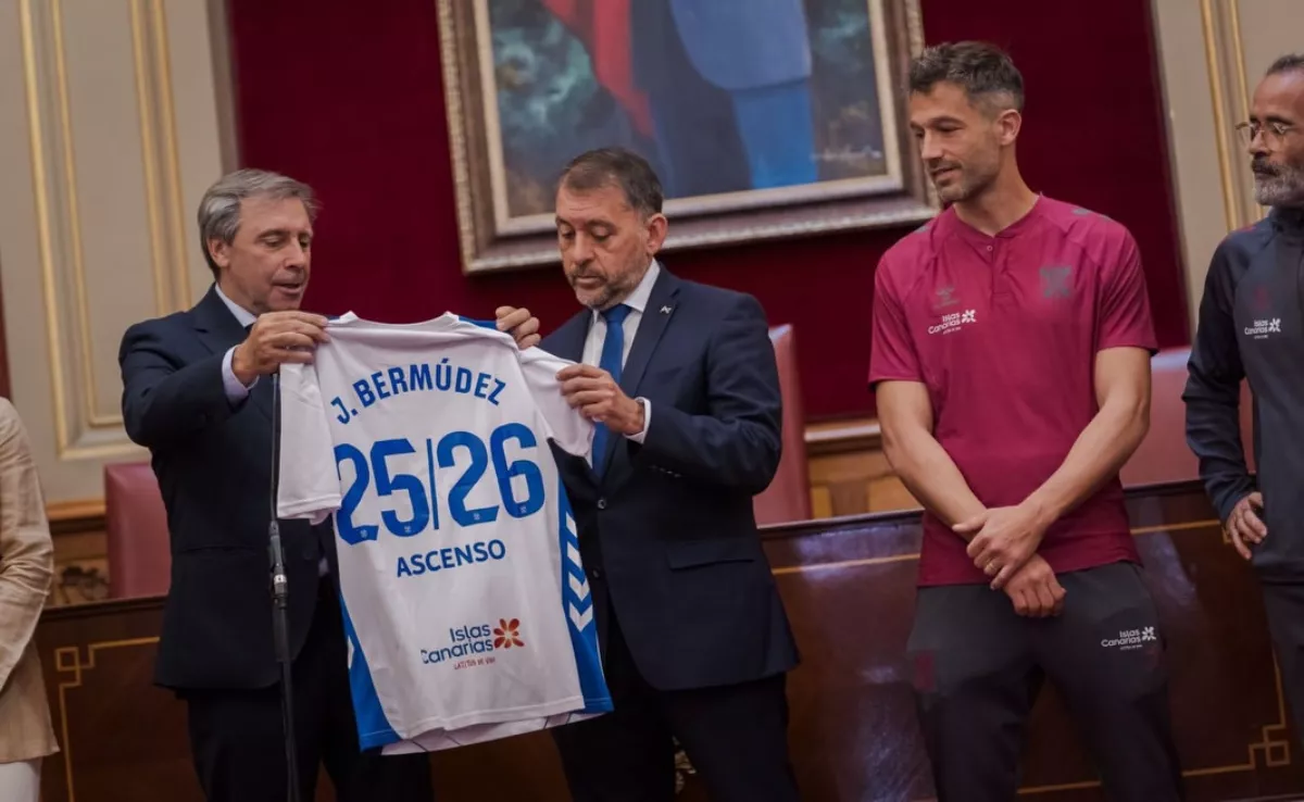 José Manuel Bermúdez recibe una camiseta personalizada del CD Tenerife de manos de Felipe Miñambres./ ARCHIVO