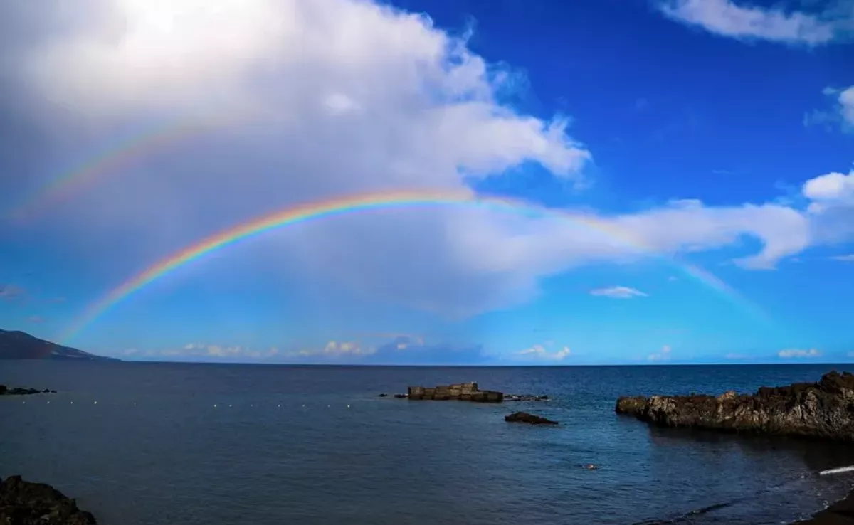 Imagen de unas nubes sobre la costa / EFE