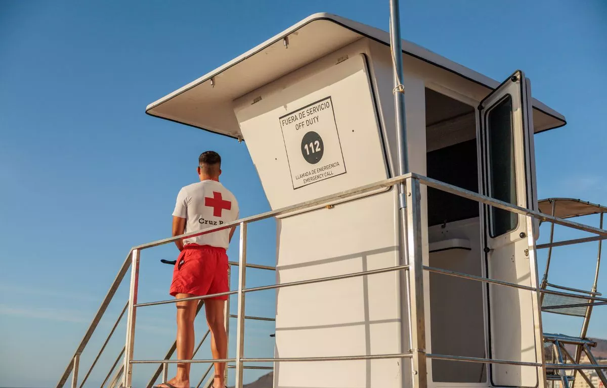 Un socorrista de Cruz Roja en una playa de Las Palmas de Gran Canaria. AH