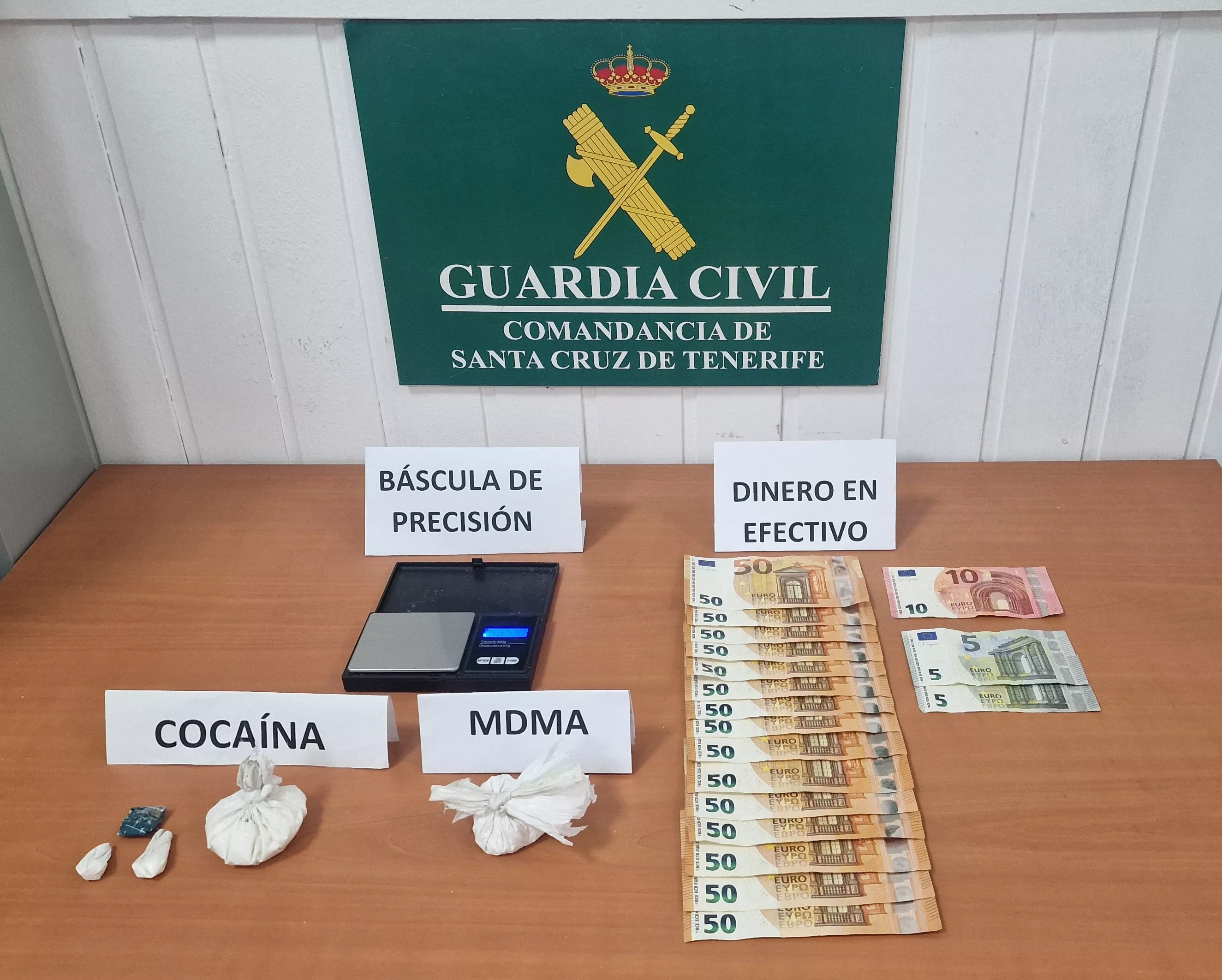 Droga, una balanza de precisión y dinero en efectivo incautado por la Guardia Civil en el municipio de Breña Alta, en La Palma./ GUARDIA CIVIL