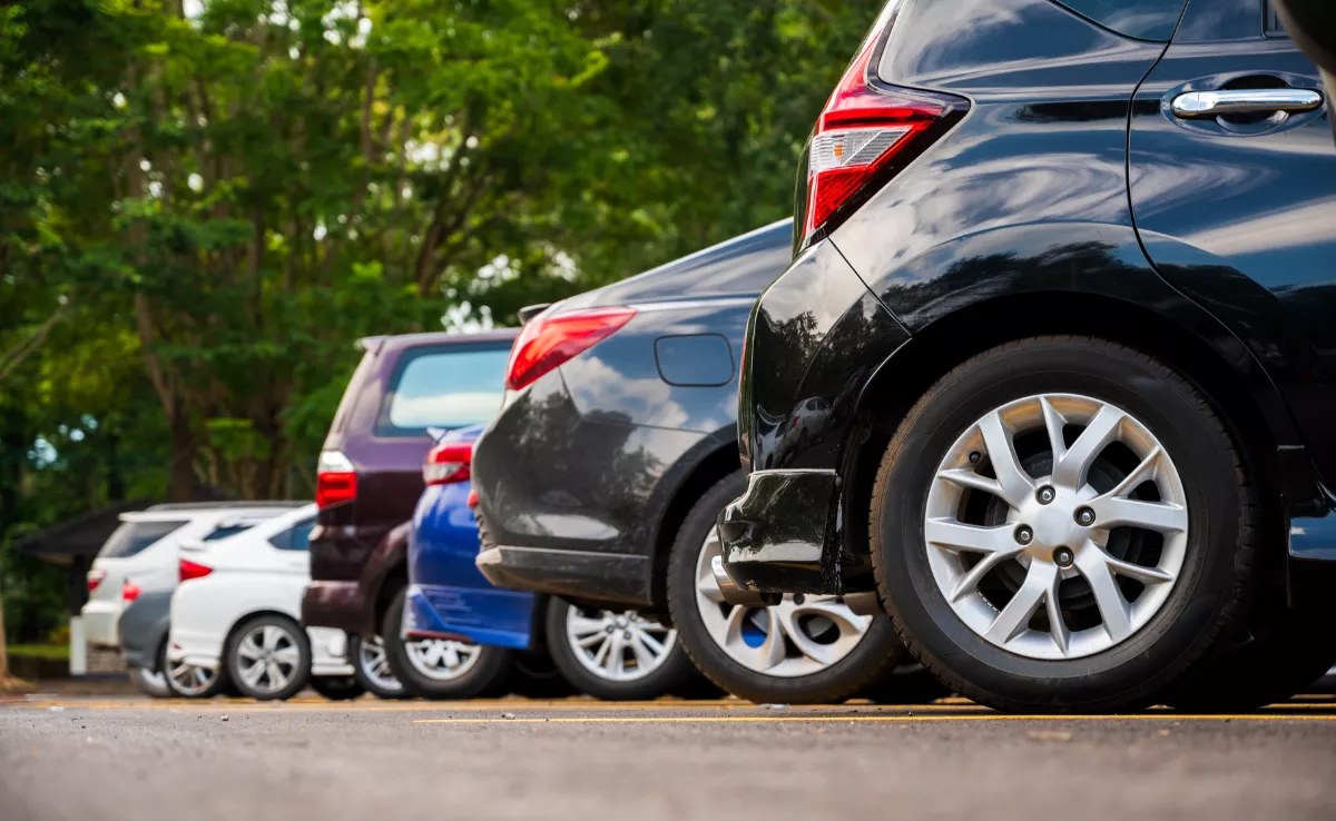 Imagen de unos coches aparcados / CANVA