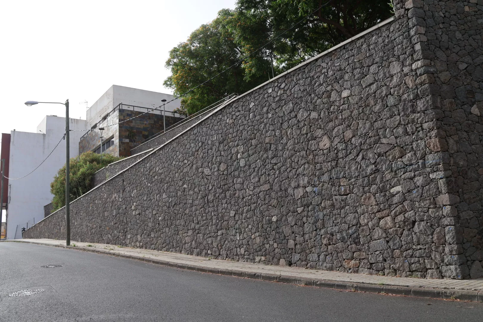 Muro y escaleras de acceso a la plaza de Isla Perdida. AH