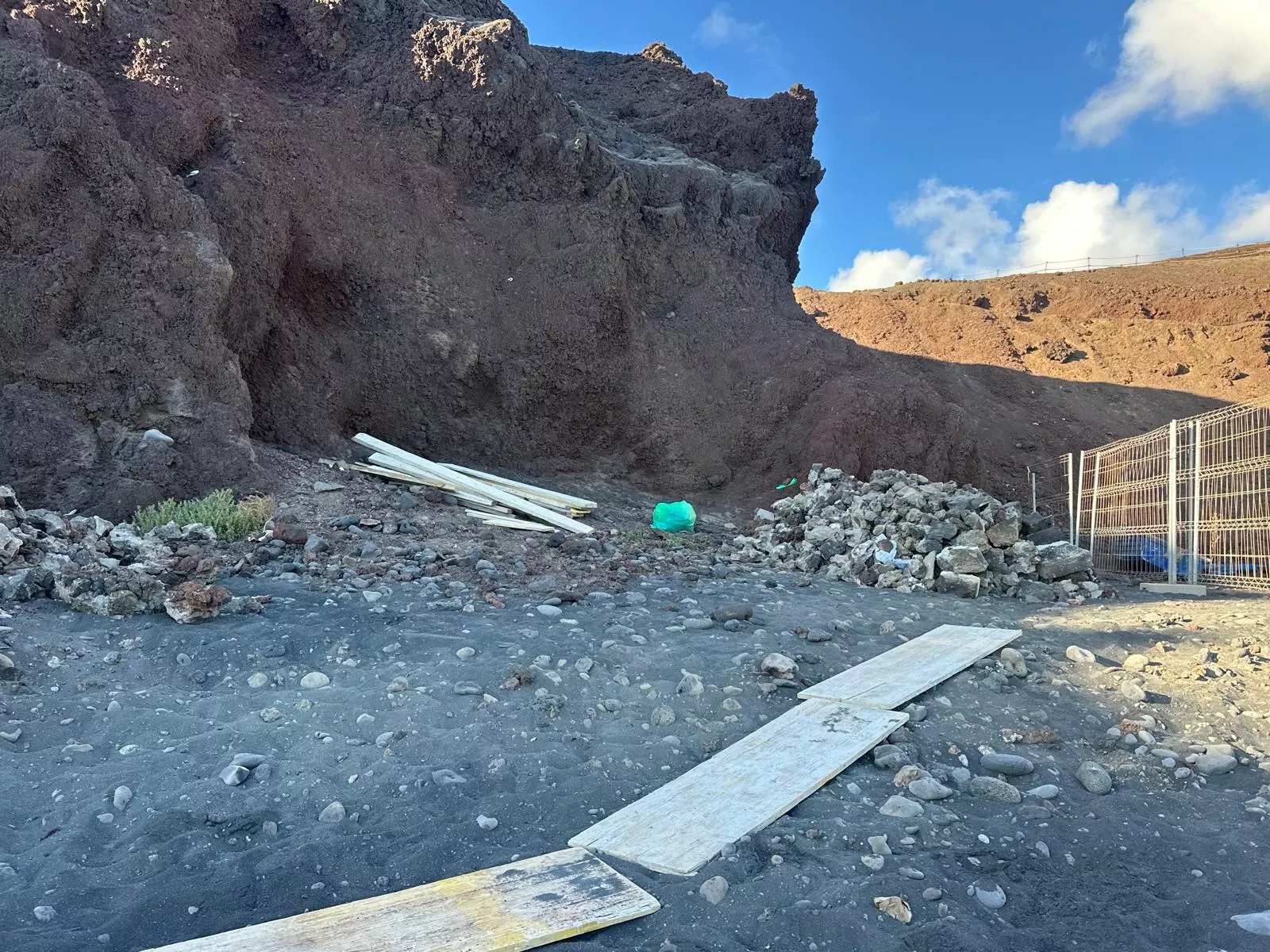 Actuaciones que se están ejecutando en la playa de El Golfo, en Lanzarote. / GOBIERNO DE CANARIAS