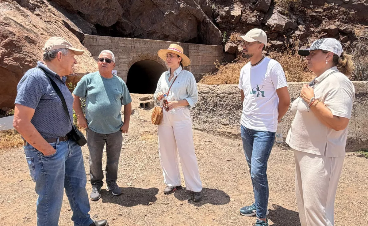 Vidina Cabrera durante su visita al canal bloqueado en La Aldea / COALICIÓN CANARIA