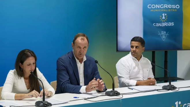 Valeria Guerra (izq.), Óscar Hernández (centro) y Samuel Henríquez (dcha) / EFE - ÁNGEL MEDINA G.