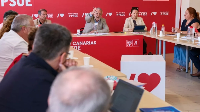 El secretario general del PSOE de Canarias, el ministro Ángel Víctor Torres, se reunió este viernes con representantes del Consejo Escolar de las islas, la Plataforma 5 % para Educación y sindicatos del sector / EFE-Ángel Medina G. El secretario general del PSOE de Canarias, el ministro Ángel Víctor Torres, se reunió este viernes con representantes del Consejo Escolar de las islas, la Plataforma 5 % para Educación y sindicatos del sector / EFE-Ángel Medina G.