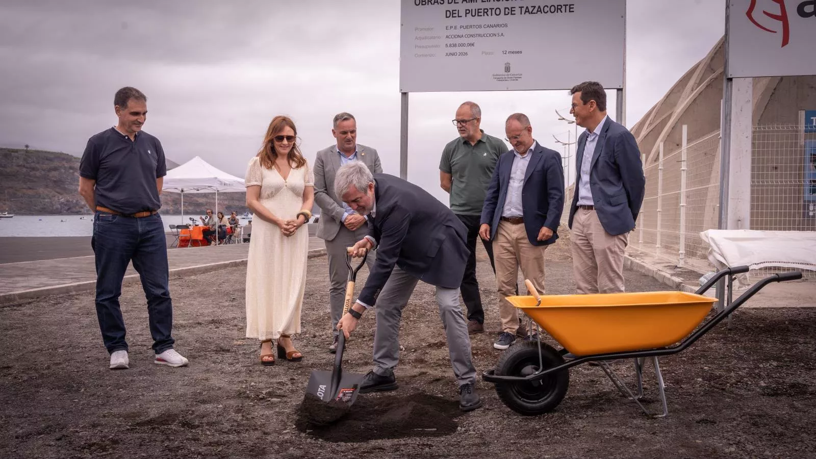 Colocación de la primera piedra de las obras de ampliación del contradique del Puerto de Tazacorte, en La Palma. / GOBIERNO DE CANARIAS