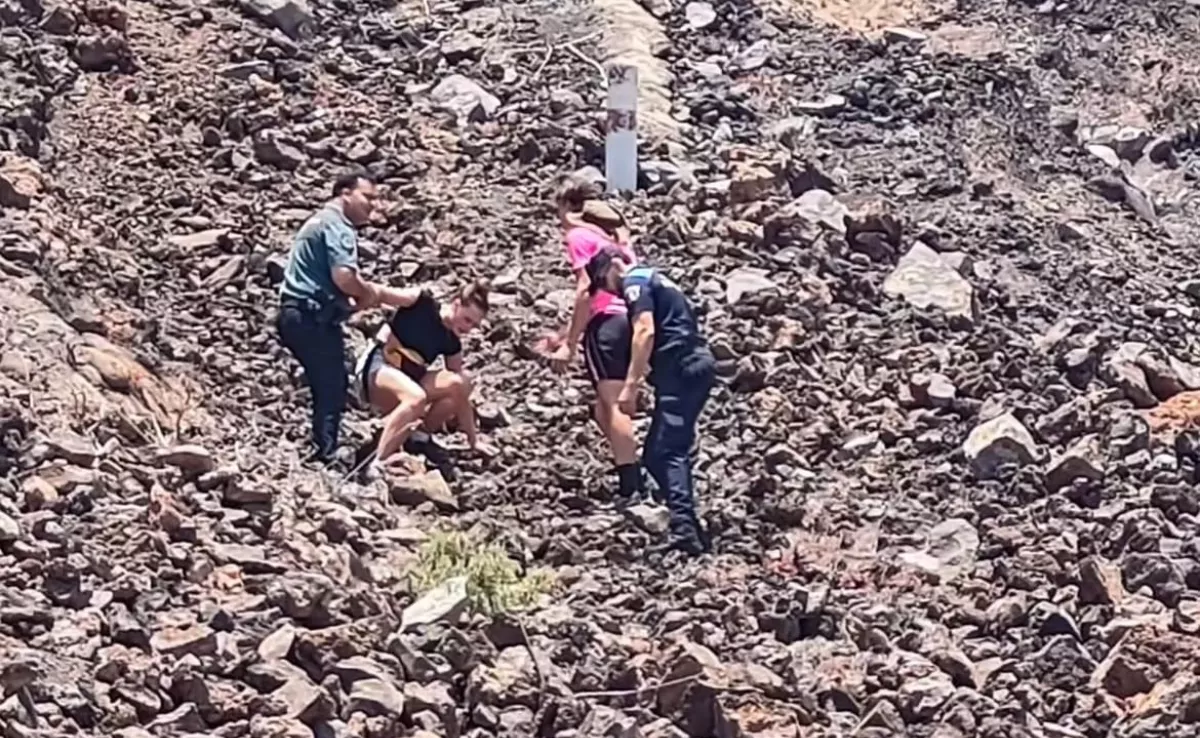 Dos senderistas franceses tuvieron que llamar a Emergencias al quedarse atrapados en una ladera / POLICIA PORTUARIA DE PUERTO DE LAS PALMAS