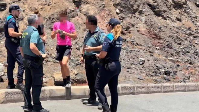 Los turistas pudieron bajar con la ayuda de los agentes sin que les ocurriera nada / POLICIA PORTUARIA DE PUERTO DE LAS PALMAS