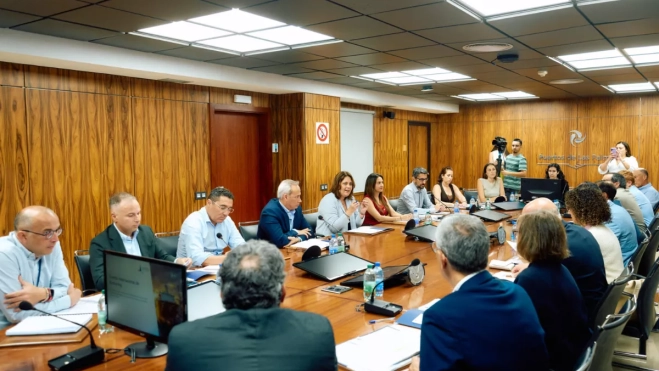Beatriz Calzada y Betsabé Morales, en el centro de imagen, durante una de las mesas de trabajo celebradas por la Fundación Puertos de Las Palmas. / FPLP