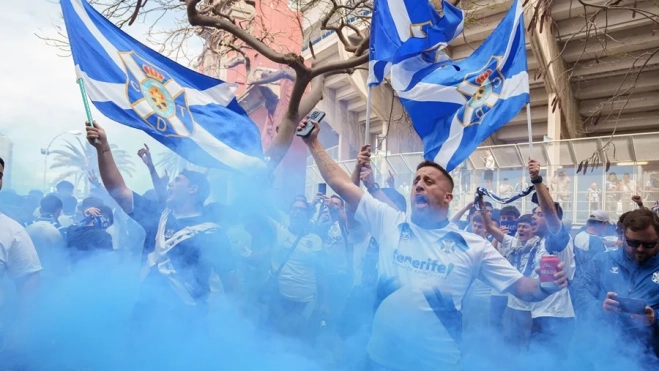 Aficionados del CD Tenerife celebran el ascenso a Segunda División. / EFE Aficionados del CD Tenerife celebran el ascenso a Segunda División. / EFE