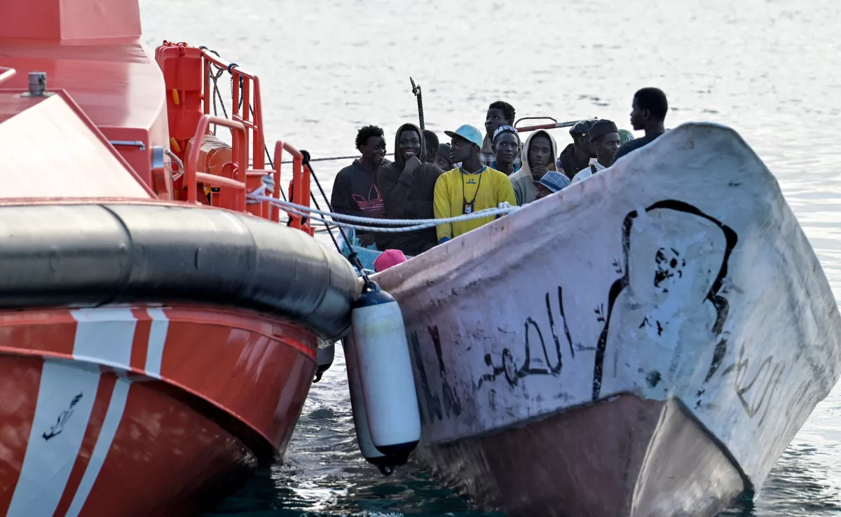 Vista de los 78 inmigrantes rescatados este sábado por la embarcación de Salvamento Marítimo, Salvamar Navia, en aguas cercanas a El Hierro / EFE - GELMERT FINOL