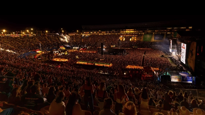 El Estadio de Gran Canaria, a reventar con varias generaciones disfrutando de Dani Martín, Alejandro Sanz y Aitana. / AH El Estadio de Gran Canaria, a reventar con varias generaciones disfrutando de Dani Martín, Alejandro Sanz y Aitana. / AH