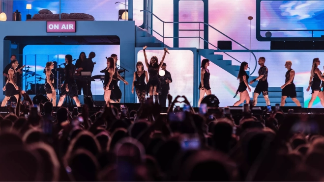Aitana saluda a sus fans, que tuvieron que esperar más de una hora para disfrutar del concierto. / AH Aitana saluda a sus fans, que tuvieron que esperar más de una hora para disfrutar del concierto. / AH