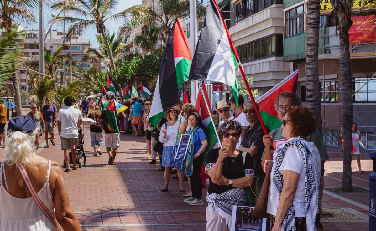 Cadena humana en el Paseo de Las Canteras reclamando el fin del genocidio en Palestina / CEDIDA