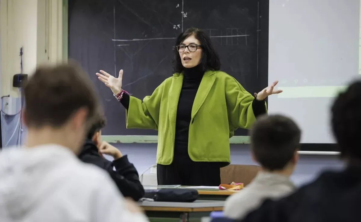 Una profesora imparte docencia en un aula / EFE