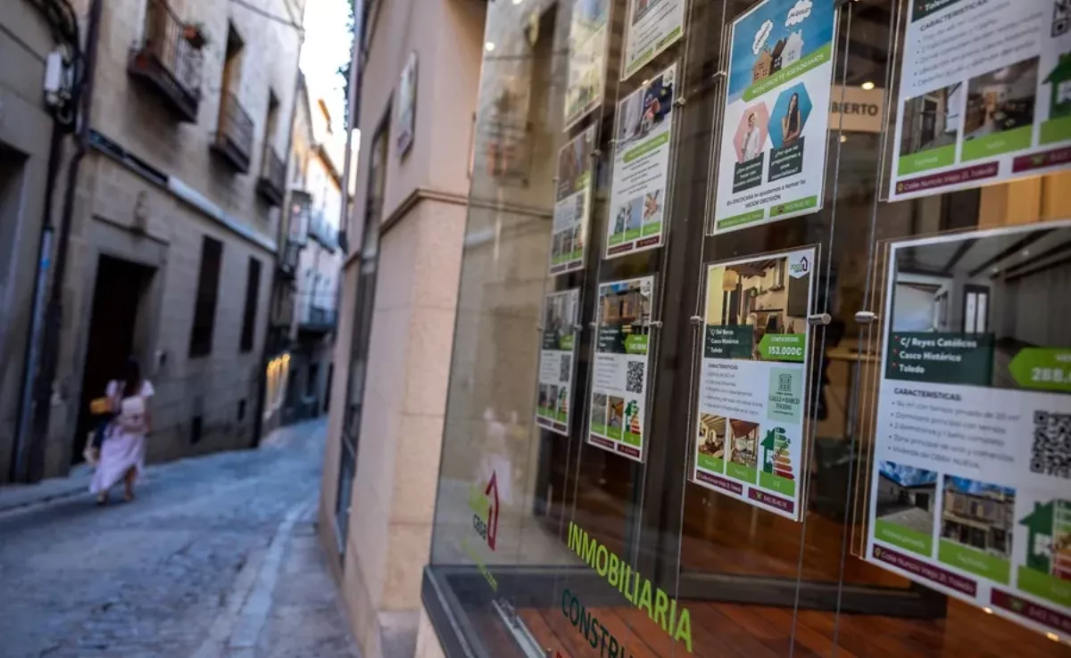 Imagen de unos carteles de viviendas en alquiler / EFE