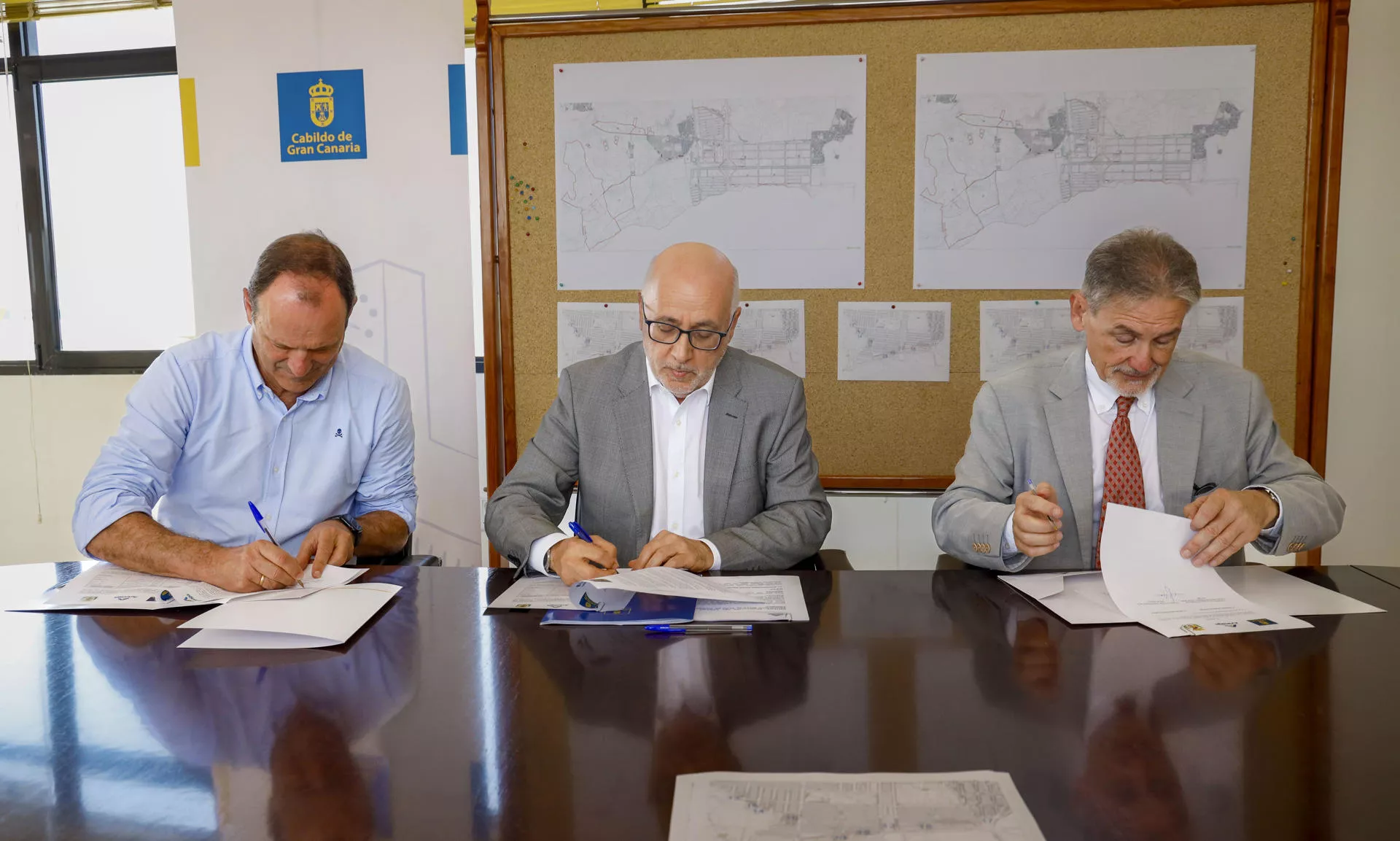 En la imagen, el presidente del Cabildo, Antonio Morales (c), el consejero de Hacienda, Pedro Justo Brito (d) y el alcalde de Agüimes, Oscar Hernández (i), durante la firma de la cesión. EFE/ Laura Bautista