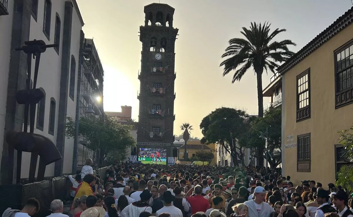 Una pantalla gigante frente a La Concepción, en La Laguna, con un partido de España en la Eurocopa de 2024./ CEDIDA