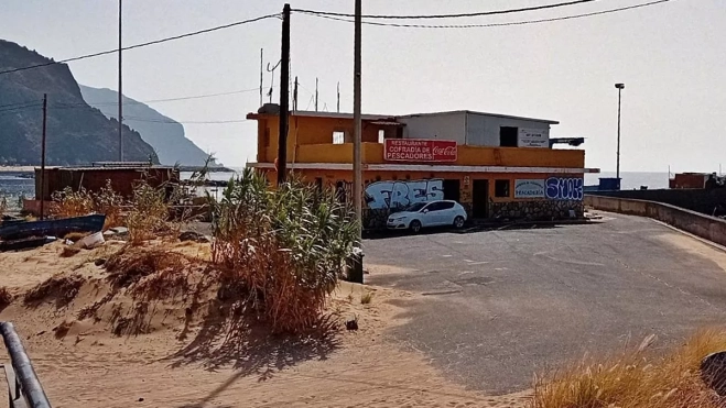 Edificio de la Cofradía entre la playa de Las Teresitas y la de Hoya Fría |AH Edificio de la Cofradía entre la playa de Las Teresitas y la de Hoya Fría |AH