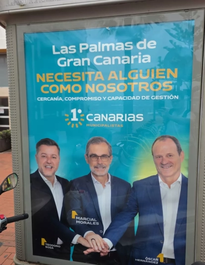 Cartel de Primero Canarias este miércoles en el entorno de la playa de Las Canteras Cartel de Primero Canarias este miércoles en el entorno de la playa de Las Canteras