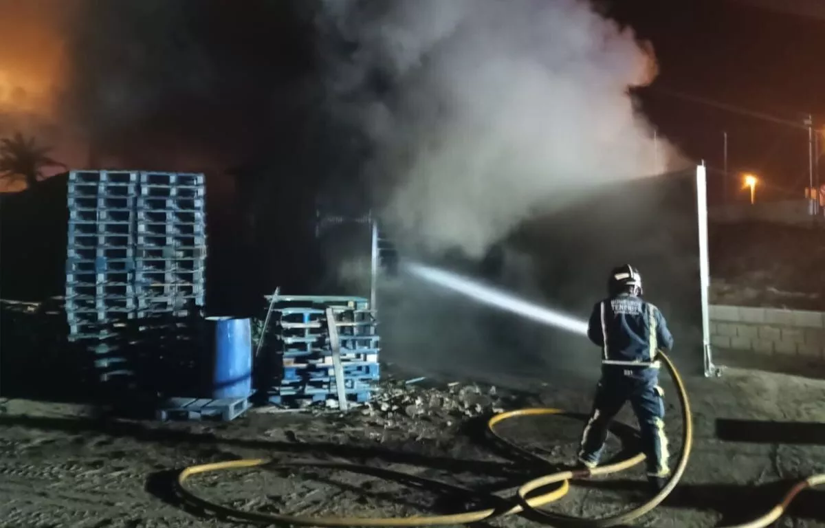 Bomberos de Tenerife extinguen un incendio en el Polígono de Güímar