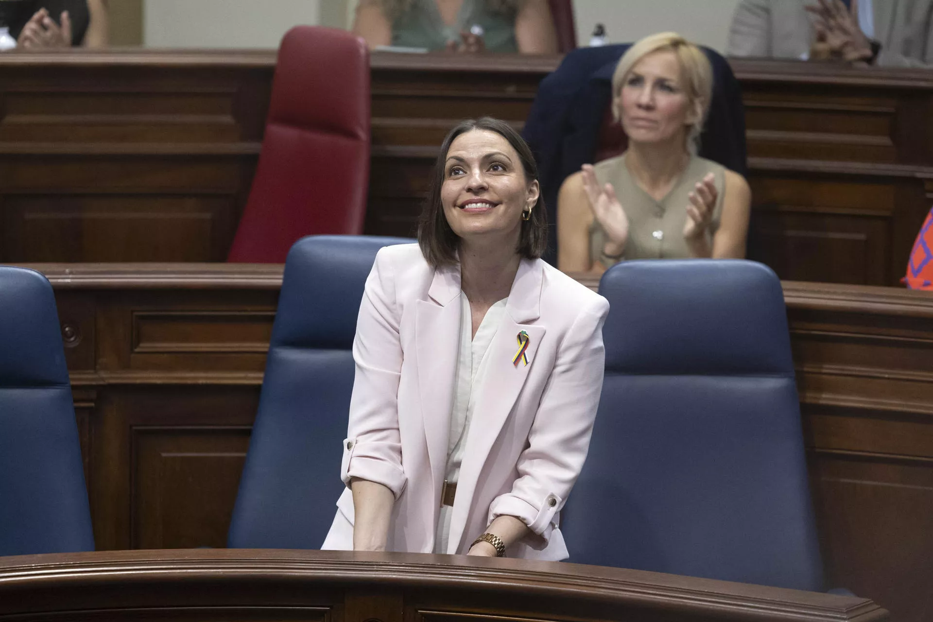 La consejera de Universidades, Ciencia e Innovación y Cultura del Gobierno de Canarias, Migdalia Machín, durante su intervención este miércoles en el pleno del Parlamento de Canarias. / MIGUEL BARRETO-EFE