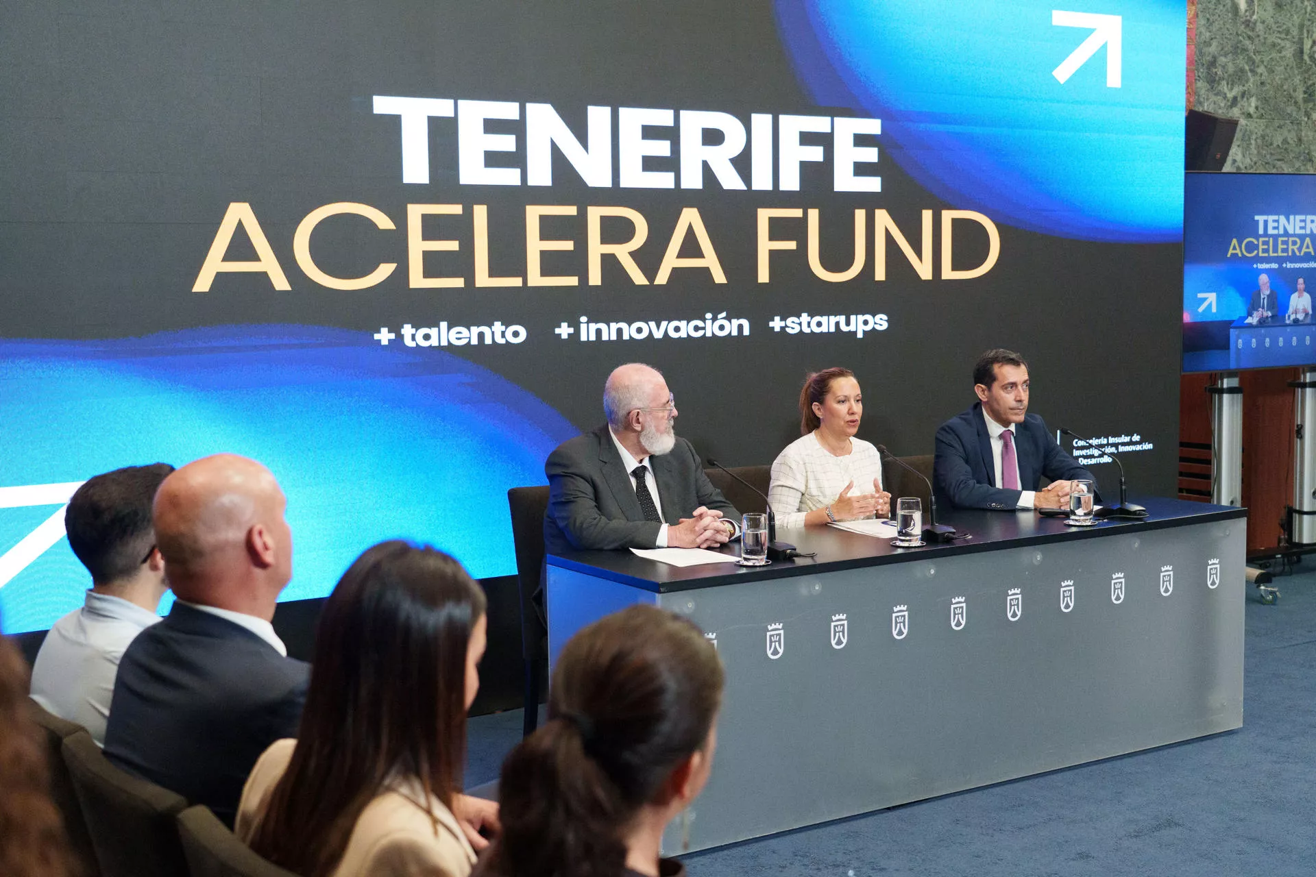 La presidenta del Cabildo de Tenerife, Rosa Dávila (c); el consejero de Innovación, Investigación y Desarrollo del Cabildo de Tenerife, Juan José Martínez (d), y el presidente de CEOE Tenerife, Pedro Alfonso Martín. / RAMÓN DE LA ROCHA-EFE